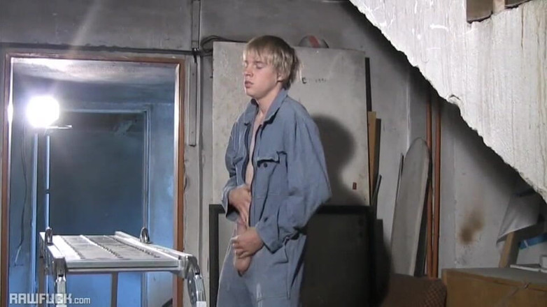 Raw Fuck: Blond bater guy slår ut baby smeten