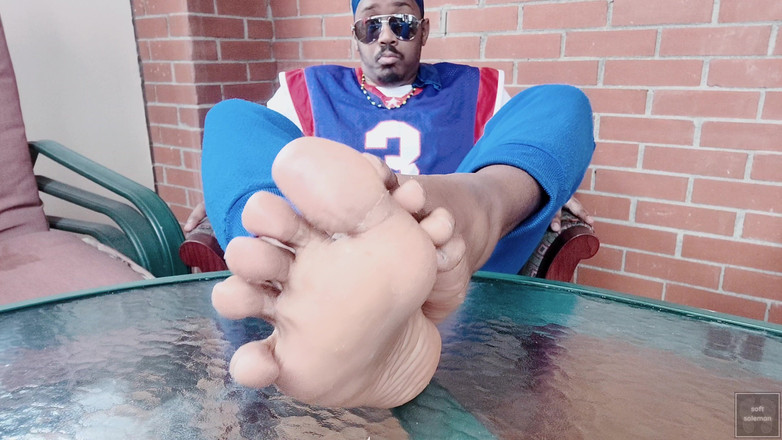 Soft Soleman: Dotýkám se a ukazuji své mužské nohy v soláriu (2025)