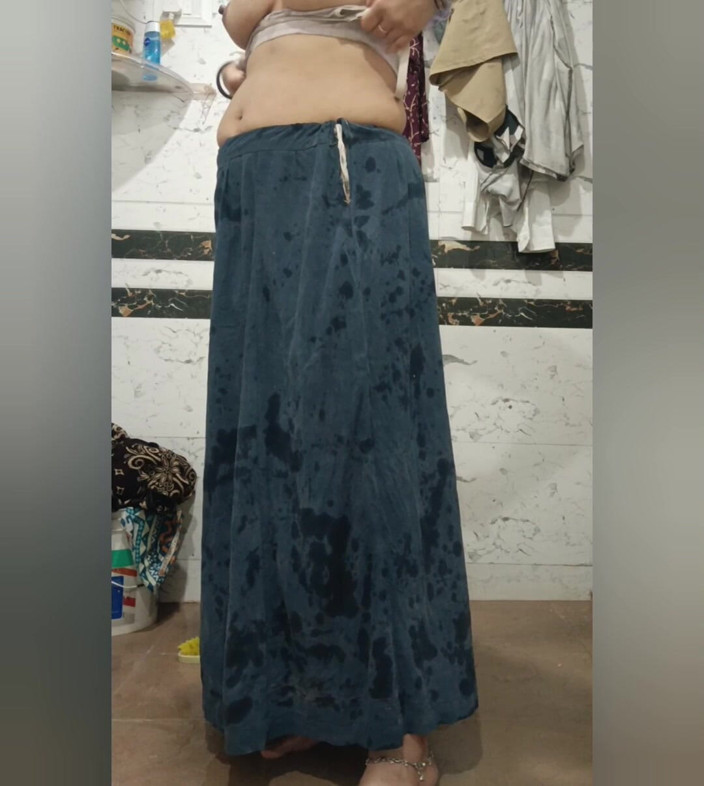 Priyahot77: Priya, bhabhi à gros nichons, spectacle de bain