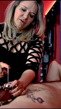 Empressbellasadic Loves to Penetrate Deep Urethras