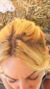 Garota loira gostosa em Dirndl leva todos os buracos fodidos