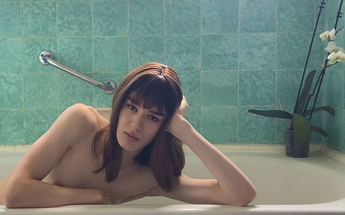 Nephtys: Schönes transgirl im badezimmer
