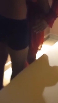 Soție sexy care primește un cadou de Crăciun devreme de la soțul ei, sexul cu un străin - blonda a gemut mult