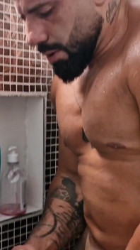 Mon beau-frère est venu me vers moi sous la douche, maintenant il va me bouffer la chatte et me donner une bite
