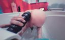 TCiskiss Production&#039;s: Tiffany ciskiss 在浴缸里用 XXL 带肋的假阳具操她的娘娘腔屁股