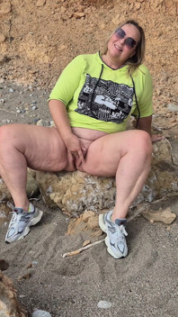 Une femme excitée se masturbe sur la plage