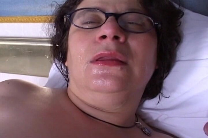 Mature Climax - 100% Mature Videos: Kıllı ve büyük memeli nine ağzını taze dölle dolduruyor