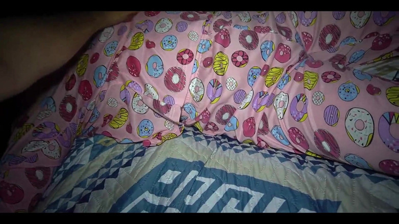 Anny Kitty: Моя сладкая мачеха хотела, чтобы я навещал ее в ее спальне, и возбуждалась так, что позволила мне кончить в ее бритую киску