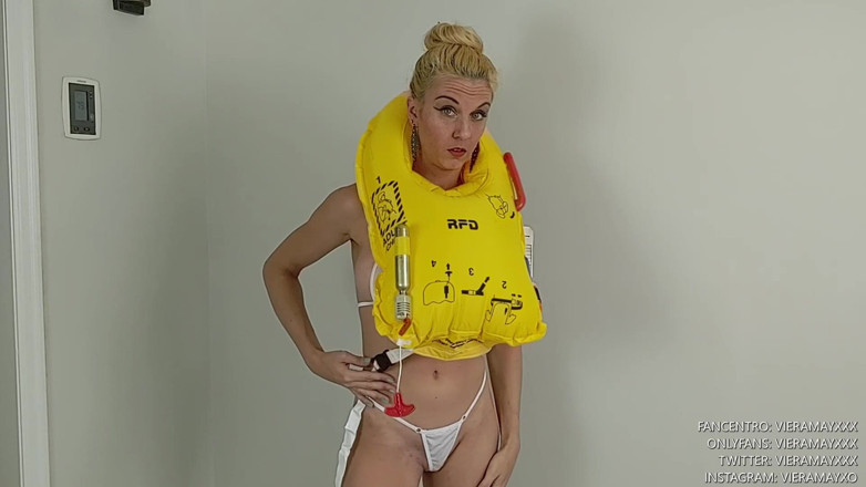 VieraMayXXX: Umflarea de urgență a jachetei de salvare- bikini
