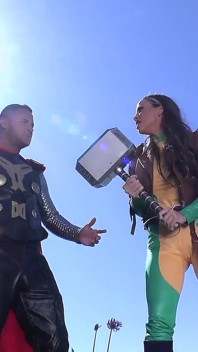 Thor o fute pe Abigail Mac până când ejaculează tare - Parodie cu costume porno thor