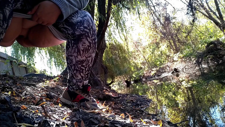 Elena: BBW in leggings pissing by the lake in a park