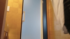 Mayumi Kanzaki: 脱下内裤，穿上紧身牛仔裤和衬衫