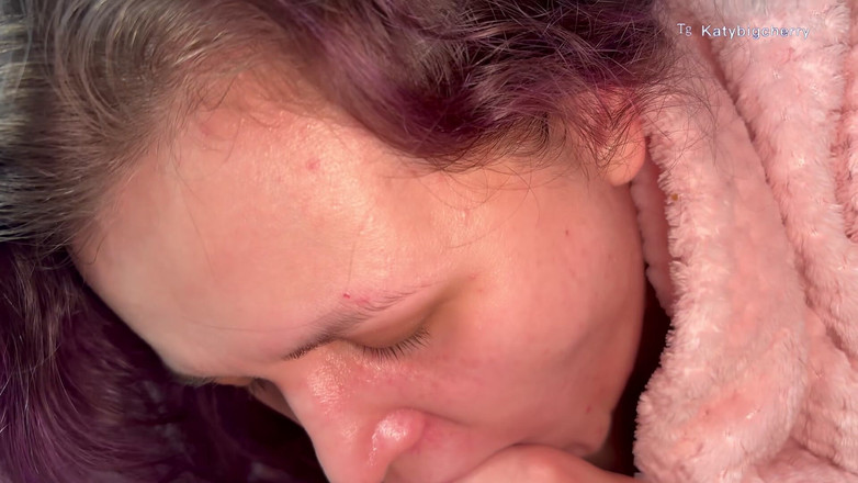 Katybigcherry: Stiefmoeder zuigt de kleine pik van haar stiefzoon