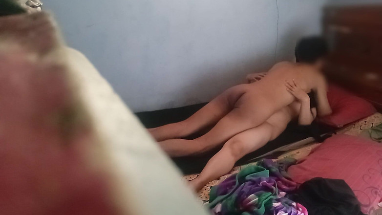 Famly sex: Faccio sbirciare il mio amico che sta scopando con la...