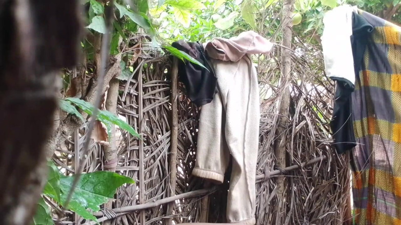 Honey hole: Seins du village
