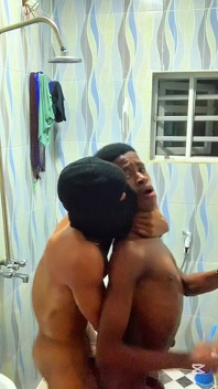 Chico Joven Se Jodió Adentro.. Baño, Sala De Estar Y Cocina