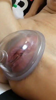 Une MILF pompe sa chatte au maximum avant de se faire baiser avec creampie et squirt