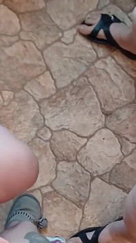 Tři kamarádky na kolejích riskantně masturbují své kundičky ve sdílené kuchyni