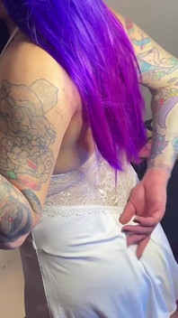 Transflicka visar upp sin stora kuk och cumming den utsökt