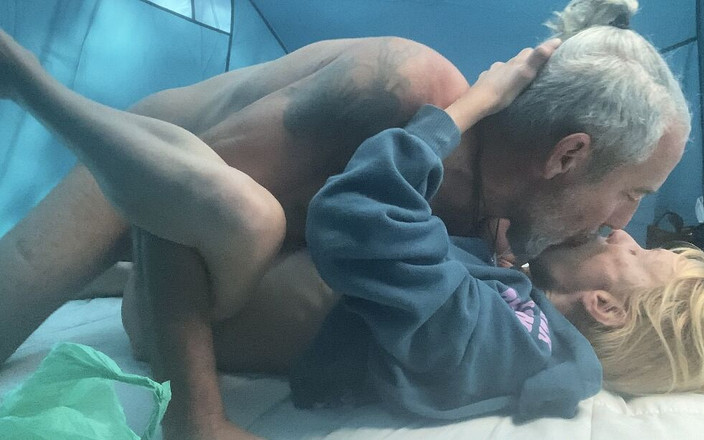 Cristina Sauvage: Случайное порно кемпинга в домашнем видео - трахни меня с твоим членом и дилдо, я очень шлюховатый и возбужденный!!