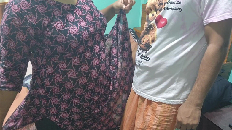 Banglavabi02: El sastre vino a tomar las medidas de la ropa...