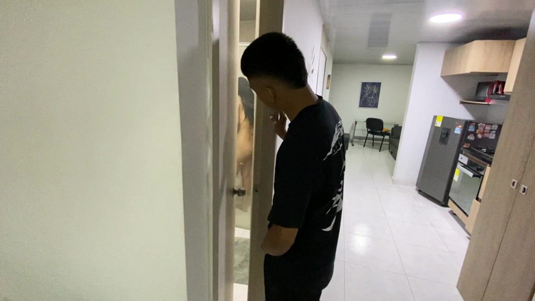 bellota69: Seksi sıska kız büyük bir yarakla orgazm olana kadar duşta...