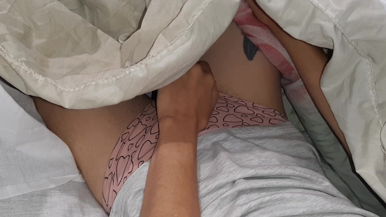 Lesbian-illusion: Пока наш учитель проверяет домашнее задание, моя подруга и я делаем грязные дела за ней