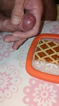 Cums on the tart to eat for breakfast