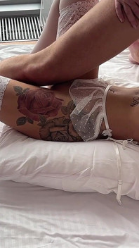 Eu Fodi Minha Vizinha Sexy Enquanto O Marido Estava No Trabalho, Gozei Em Seus Peitões E Lambi a Porra Deles