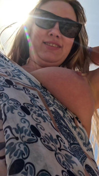 Nudistická dívka si hraje s kundičkou a prsy na veřejné pláži