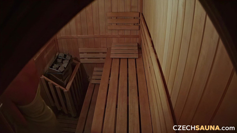 Czech Sauna: Sauna checa 36: modelos rubias lo desnudan todo en el calor...