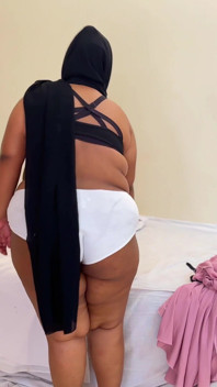 Arab bystig på hotell Tagen av burqa & hijab endast vit trosa & svart behå slitage, jag såg & onanerar