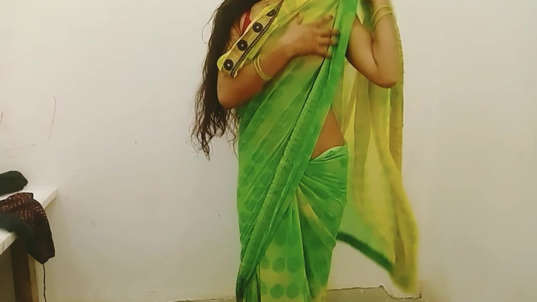 Ankurpriya000: Priya yengen kıyafetlerini değiştiriyor