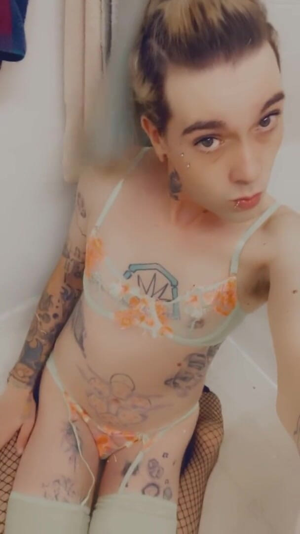 CarmenMelatonin: Beach Babe Ready to Play