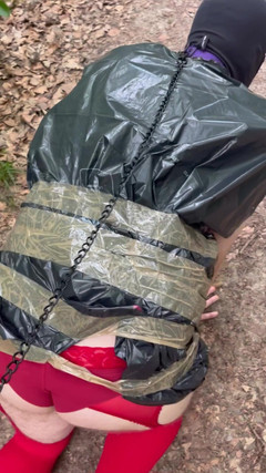 Maitresse Clara: Kara W lesie...