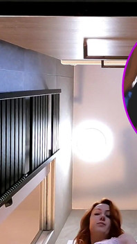 Una super arrapante troia rossa del college senza reggiseno mostra la sua figa rasata stretta e il culo nudo in bagno