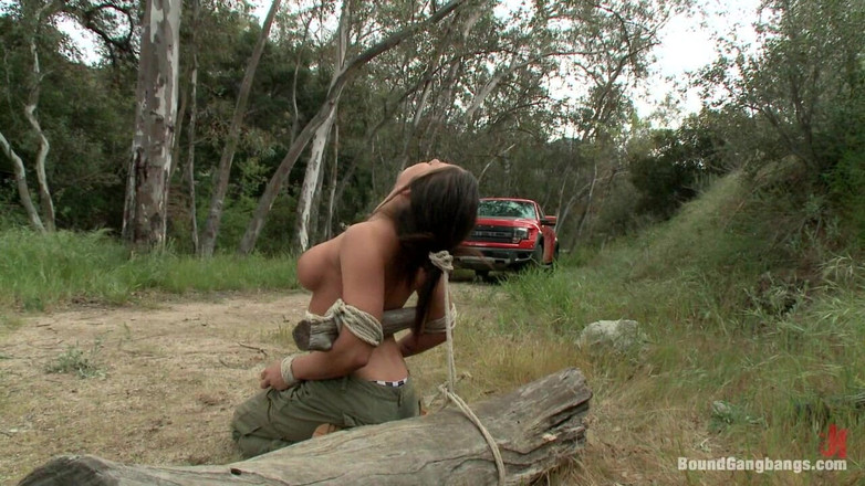 Bound Gang Bangs by Kink: Camper țâțoasă are parte de o ejaculare înăuntru surpriză