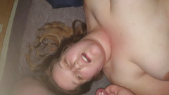 BBW Beth: BBW Beth šukání robertkem a výstřik na obličej