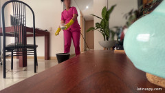 Latinaspy: 巨大なお尻のメイドがアパートを掃除し、その後上司を手でつつ パート1