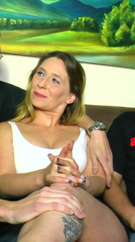 Milf cachonda y ansiosa follada por el coño en un trío - 4