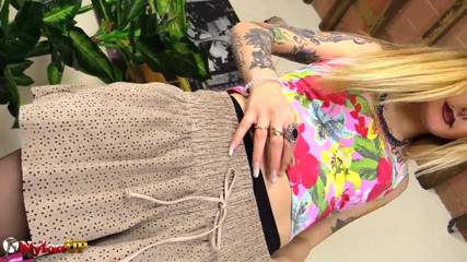 FootFetish Girls With Sex Toys and Nylons: Inked gudinna leker med fötterna