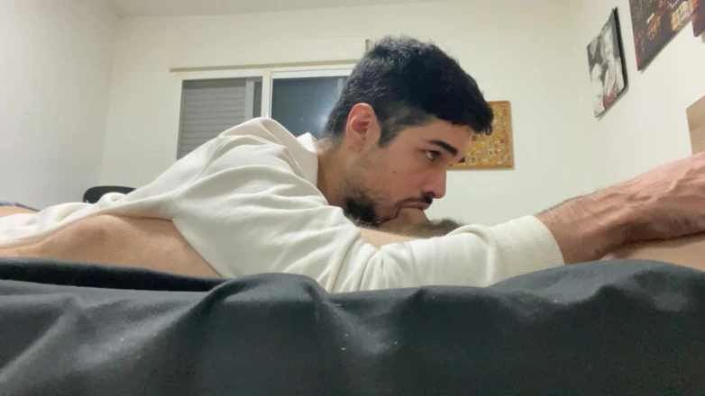 Nenesgaymers: Îmi fac colega de cameră să ejaculeze după o muie