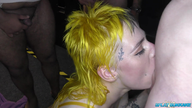 UkXXXpass: Safada puta punk Lana Banana leva alguns excelentes tratamentos faciais