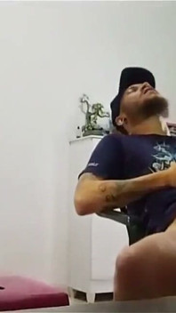 L'ex ragazza del mio amico mi ha fatto un pompino mentre gioco ai videogiochi.