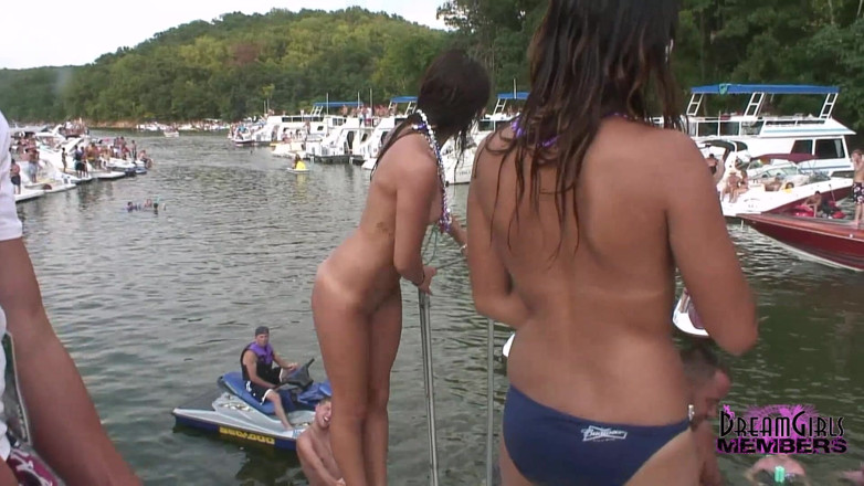 Dream Girls: L'arrapante festa dei coeds totalmente nudi nel lago degli Ozarks