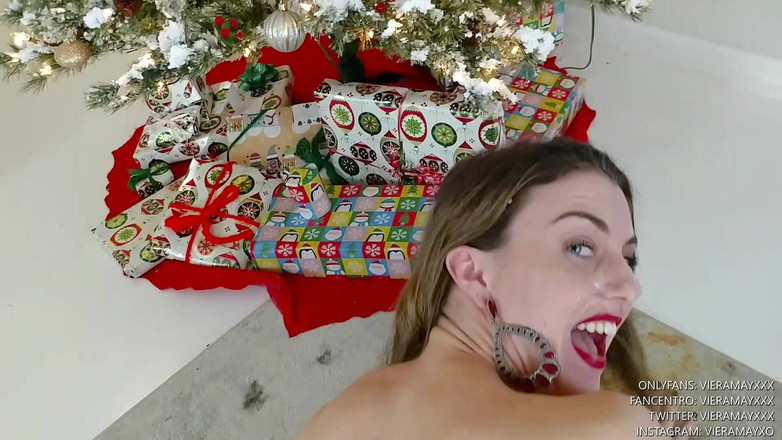 VieraMayXXX: 戴绿帽子让我为圣诞男朋友操他的朋友