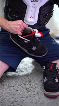 Chơi với jordan retro iv sneakers và xuất tinh bên trong