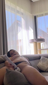Solo en casa, esposa amateur hitachi y almohada follando divertido