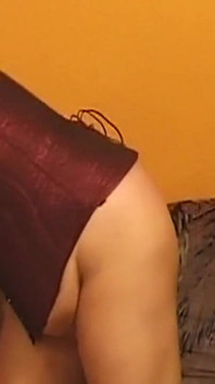두 명의 행운의 자지를 열심히 빨아주는 욕심 많은 금발 밀프