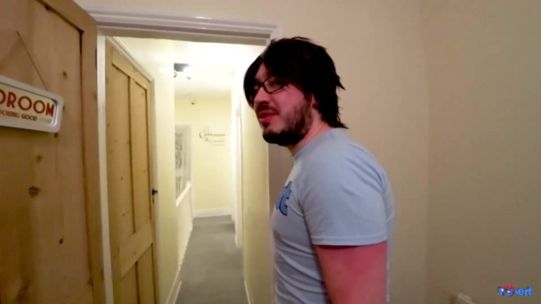 Nerd Pervert: Soirée bukkake rue Bourbon - Pixie Peach - Queenie B - Demi Delight